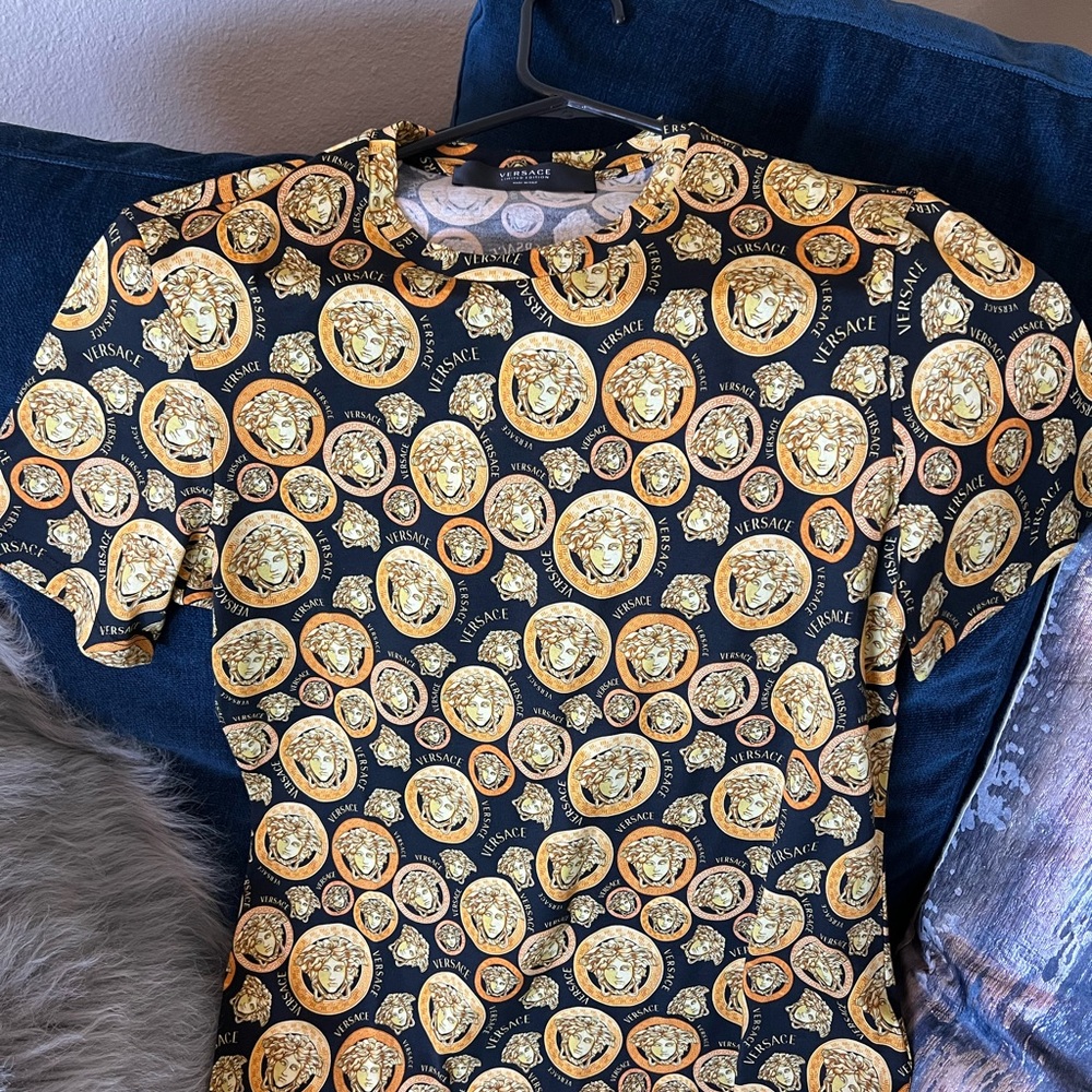 Versace Medusa pattern limited edition t-shit size S (38it) new never worn.
